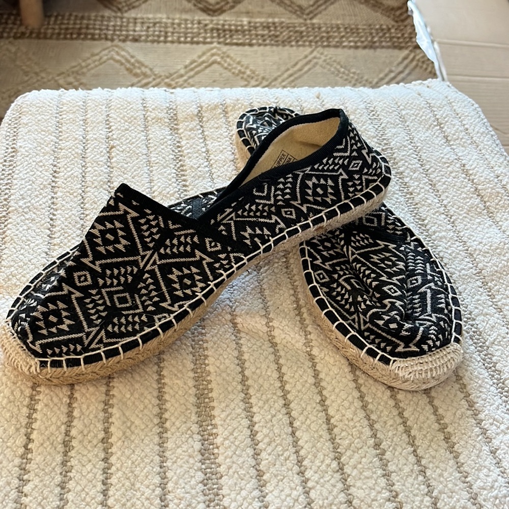 Cute slip ons - Picture 2 of 4